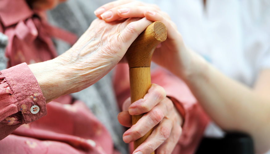 Pflegerin hält Hand einer älteren Frau © iStockphoto.com/AlexRaths Pflegerin hält Hand einer älteren Frau © iStockphoto.com/AlexRaths