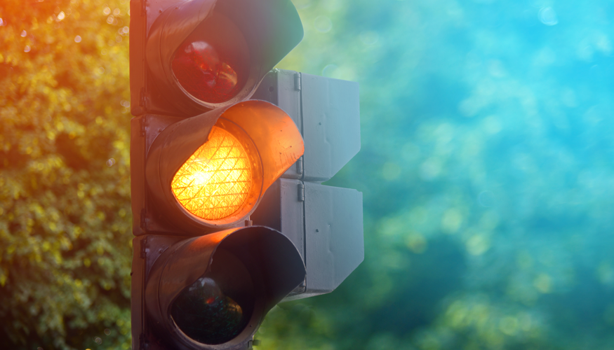 Eine Verkehrsampel leuchtet gelb © iStock/Axis_arw Eine Verkehrsampel leuchtet gelb © iStock/Axis_arw