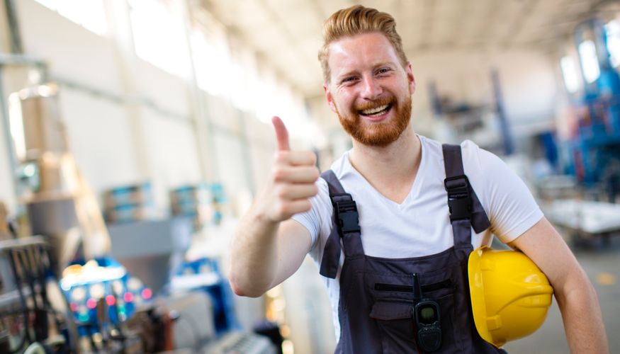 Ein Arbeiter mit gelbem Helm unter seinem linken Arm hebt zustimmend den rechten Daumen © iStock/milanvirijevic Ein Arbeiter mit gelbem Helm unter seinem linken Arm hebt zustimmend den rechten Daumen © iStock/milanvirijevic
