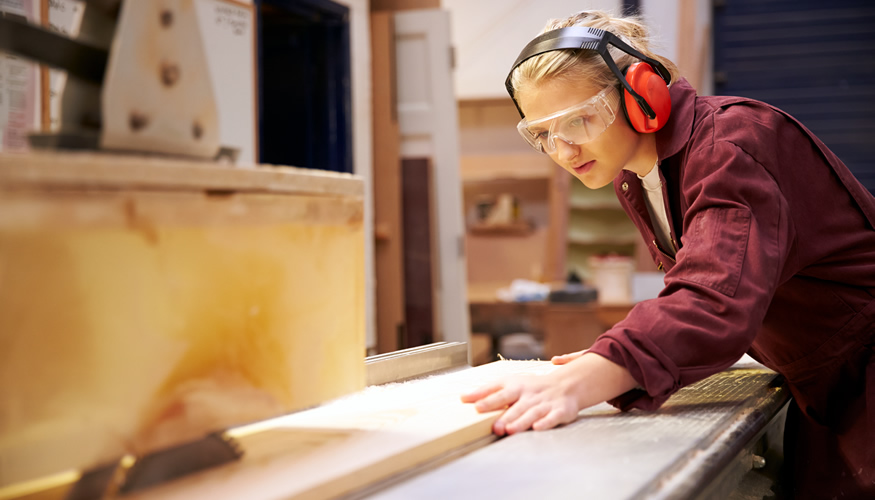 Junge Arbeiterin sägt Holzleisten an einer Kreissäge © iStockphoto.com/monkeybusinessimages Junge Arbeiterin sägt Holzleisten an einer Kreissäge © iStockphoto.com/monkeybusinessimages