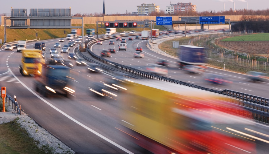 Verschwommene PKW und LKW auf einer stark vefahrenen Autobahn © iStockphoto.com/manwolste Verschwommene PKW und LKW auf einer stark vefahrenen Autobahn © iStockphoto.com/manwolste