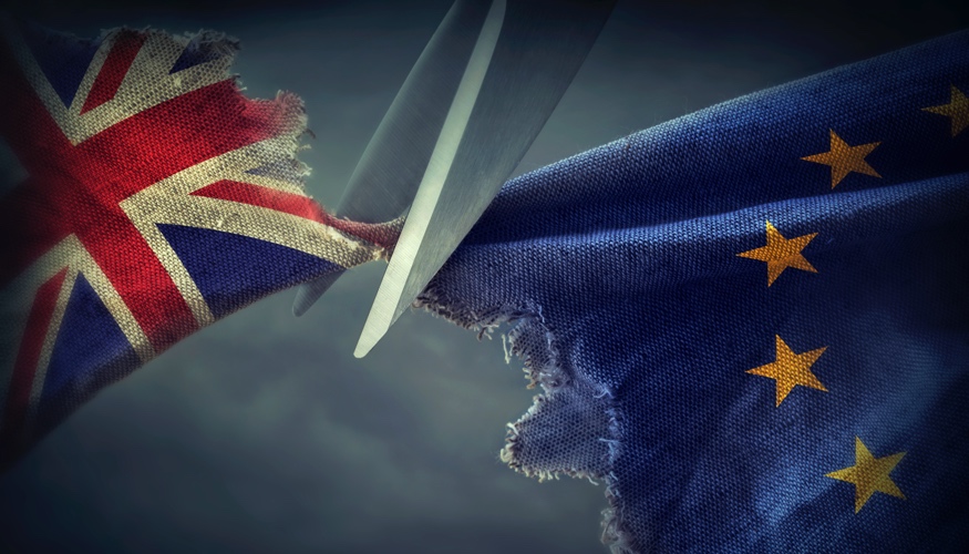 Brexit: Eine Schere zertrennt eine britische Flagge und eine EU-Fahne © iStock/egal Brexit: Eine Schere zertrennt eine britische Flagge und eine EU-Fahne © iStock/egal