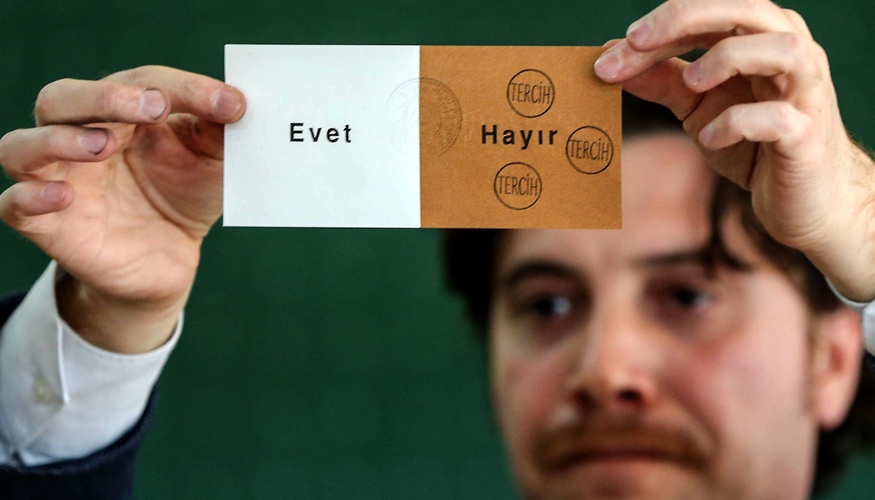 Bei der Stimmauszählung am 16.APril 2017 in einem Wahllokal in Istanbul hält ein Mann einen Stimmzettel, auf dem dreimal Hayir (Nein) gestempelt wurde © picture alliance/abaca Bei der Stimmauszählung am 16.APril 2017 in einem Wahllokal in Istanbul hält ein Mann einen Stimmzettel, auf dem dreimal Hayir (Nein) gestempelt wurde © picture alliance/abaca