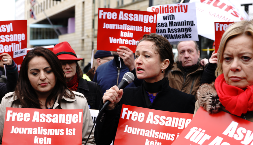 Demonstration am 12. April 2019 vor der Britischen Botschaft in Berlin gegen die Verhaftung von Wikileaks-Gründer Julian Assange © Olaf Krostiz