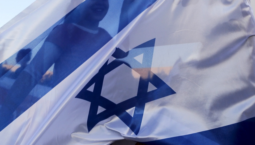 Durch eine Israel-Fahne scheint die Silhouette eines Mädchens © REUTERS/Ammar Awad Durch eine Israel-Fahne scheint die Silhouette eines Mädchens © REUTERS/Ammar Awad