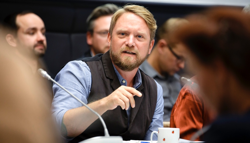 Jan Korte spricht während einer Fraktionssitzung der Linksfraktion im Clara-Zetkin-Saal des Bundestages © DBT/Thomas Imo/photothek