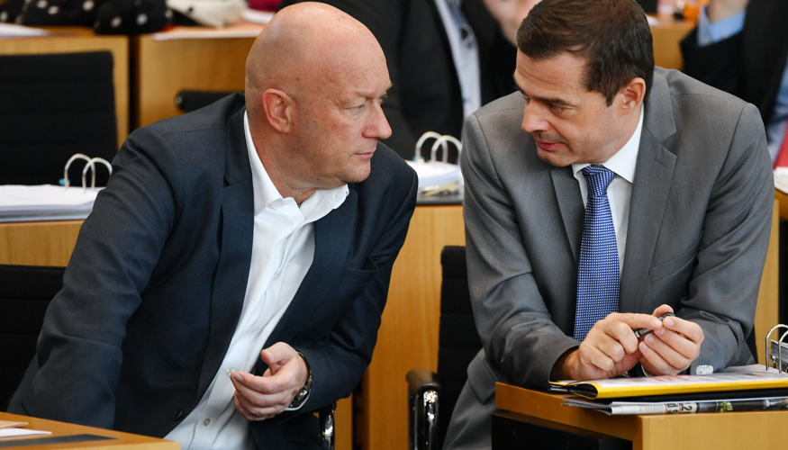 Kemmerich (FDP) und Mohring (CDU) machen am 5. Februar 2020 im Thüringer Landtag gemeinsame Sache mit den Rechtsextremen von der AfD © Martin Schutt/dpa Kemmerich (FDP) und Mohring (CDU) machen am 5. Februar 2020 im Thüringer Landtag gemeinsame Sache mit den Rechtsextremen von der AfD © Martin Schutt/dpa
