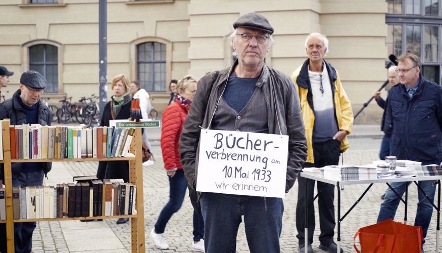 Beim »Lesen gegen das Vergessen« am 10. Mai 2019 auf dem Bebelplatz in Berlin hat ein Teilnehmer ein Schild umhängen mit Aufschrift »Bücherverbrennung am 10. Mai 1933. Wir erinnern.« Beim »Lesen gegen das Vergessen« am 10. Mai 2019 auf dem Bebelplatz in Berlin hat ein Teilnehmer ein Schild umhängen mit Aufschrift »Bücherverbrennung am 10. Mai 1933. Wir erinnern.«