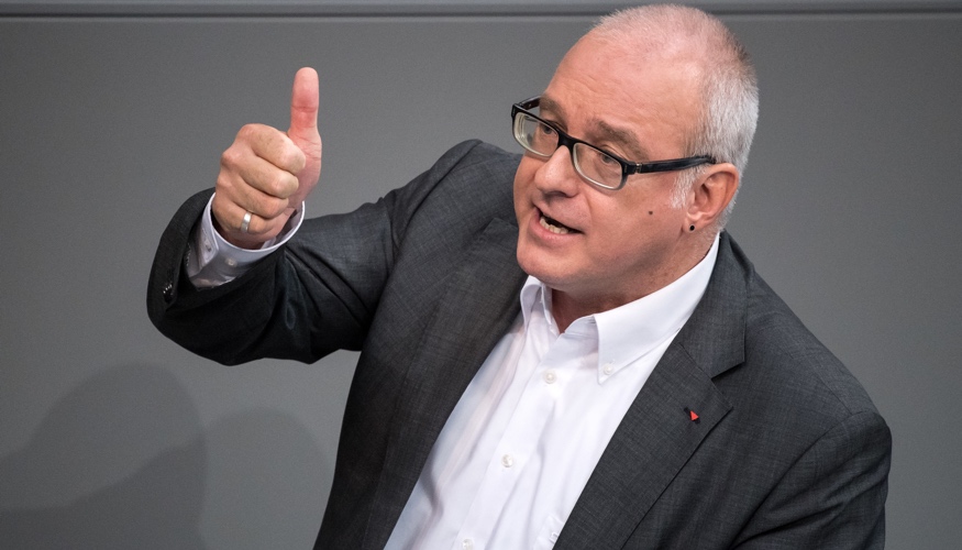 Matthias W. Birkwald am Rednerpult des Bundestages © dpa/Bernd von Jutrczenka