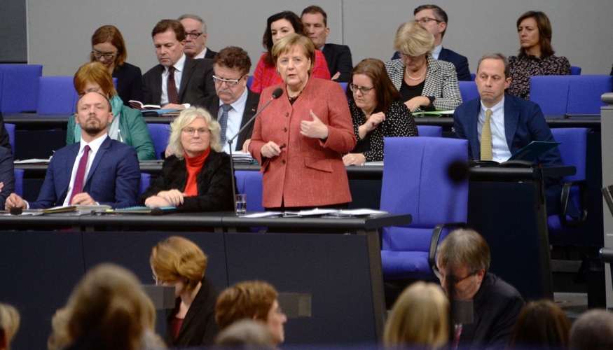 BUndeskanzlerin Merkel beantwortung während einer Regierungsbefragung von ihrem Platz auf der Regierungsbank die Fragen der Mitglieder des Bundestages © DBT/Achim Melde BUndeskanzlerin Merkel beantwortung während einer Regierungsbefragung von ihrem Platz auf der Regierungsbank die Fragen der Mitglieder des Bundestages © DBT/Achim Melde