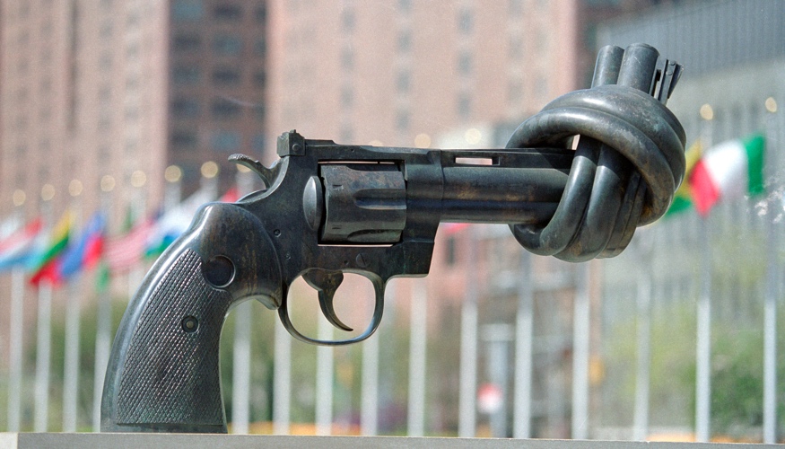 Ein Knoten im Lauf einer Pistole - Die Non-Violence-Skulptur am UNO-Hauptquartier in New York © UN Photo/Pernaca Sudhakaran Ein Knoten im Lauf einer Pistole - Die Non-Violence-Skulptur am UNO-Hauptquartier in New York © UN Photo/Pernaca Sudhakaran