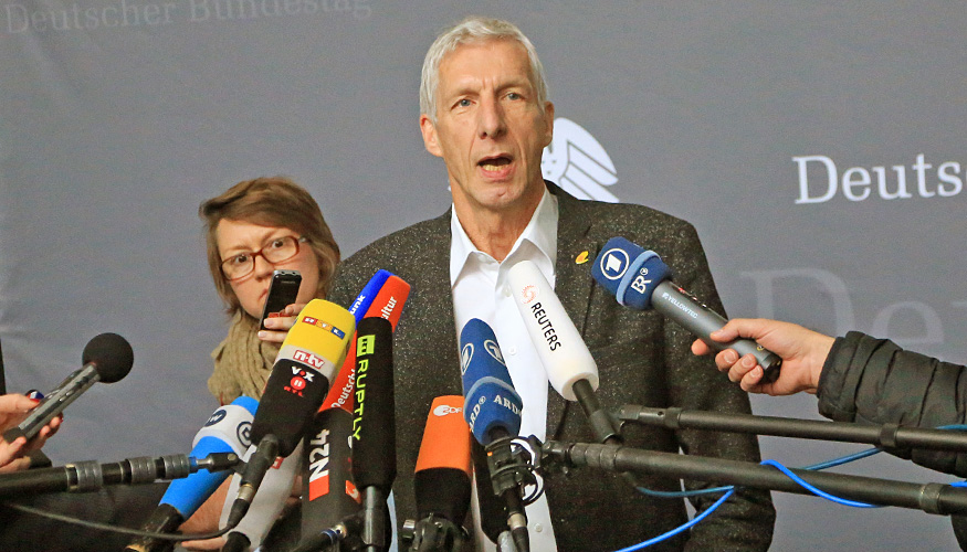 Herbert Behrens Herbert Behrens informiert Journalisten über den Verlauf der Vernehmung von Ex-VW-Chef Martin Winterkorn
