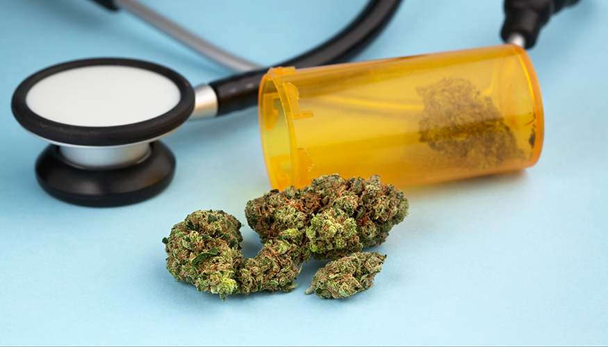 Stethoskop neben Cannabisblüten © istockphoto.com/belterz Stethoskop neben Cannabisblüten