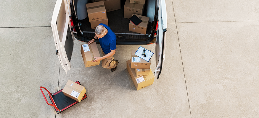 Pakete werden bei einer Lieferung von einem Kurierzusteller in ein Auto geladen. | Foto: © istock.com/Ridofranz Pakete werden bei einer Lieferung von einem Kurierzusteller in ein Auto geladen. | Foto: © istock.com/Ridofranz