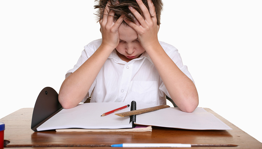 Verzweifelt sich ein Schüler an seinem Pult Verzweifelt sich ein Schüler an seinem Pult