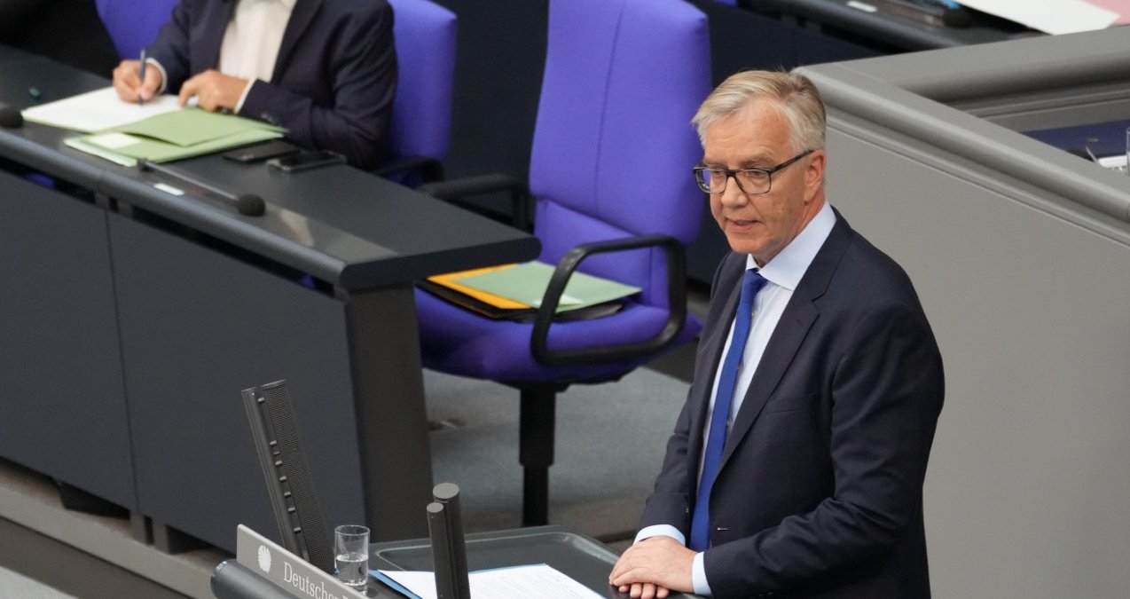 Dietmar Bartsch am Rednerpult des Bundestages Dietmar Bartsch am Rednerpult des Bundestages