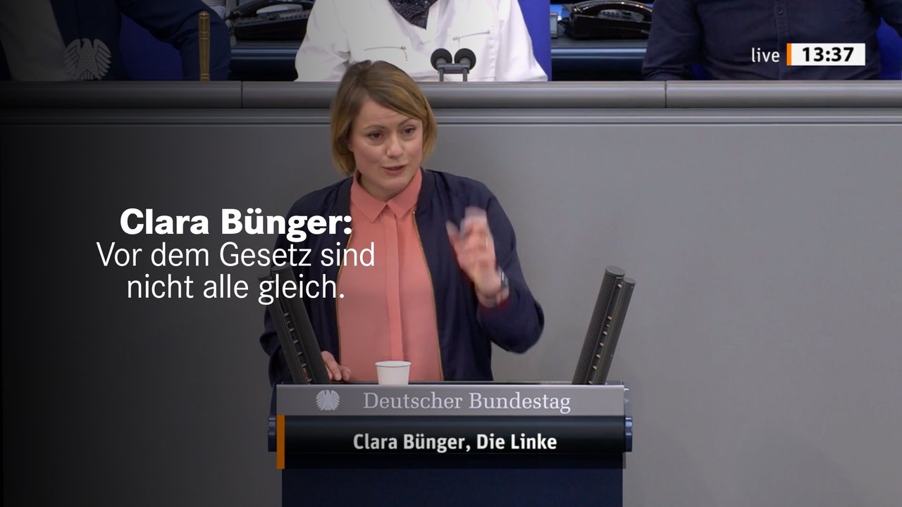 Clara Bünger am Rednerpult des Bundestages